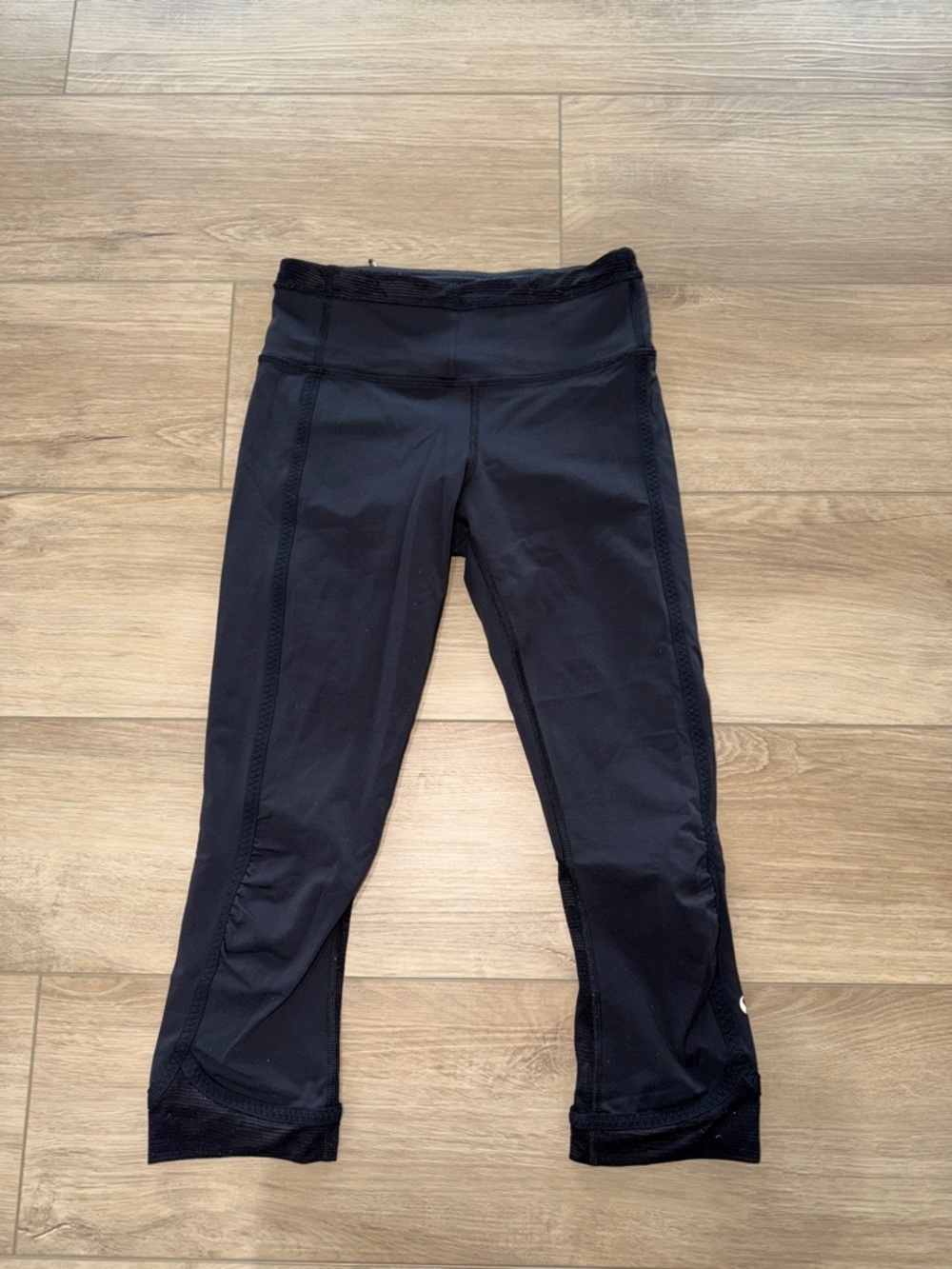 Lululemon Black Athletic Cropped Leggings with Camo accent on back size 2 19” - Picture 7 of 7
